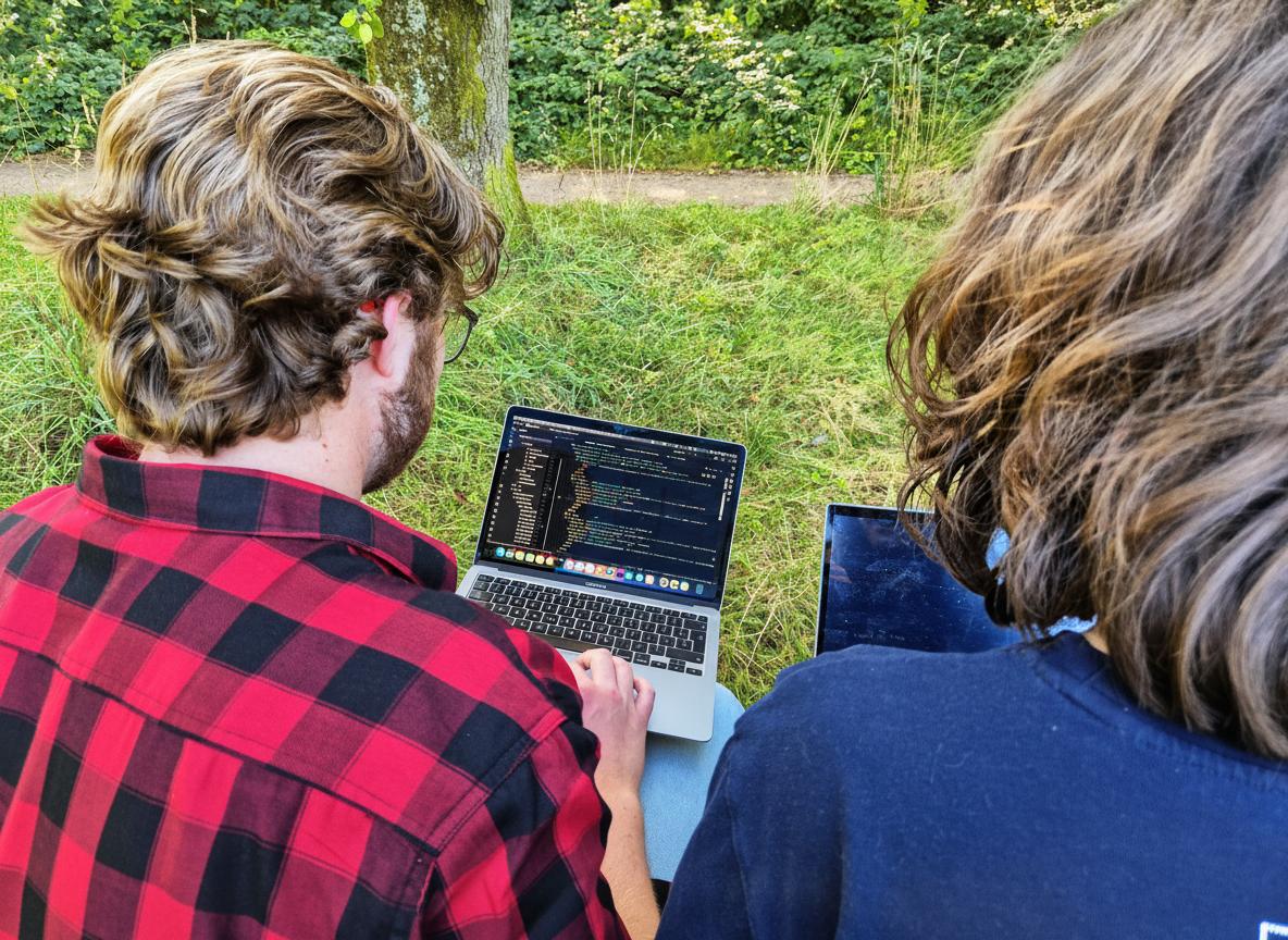 Twee personen die proosten hun koppen om de sterke band tussen Robin & Victor te symboliseren