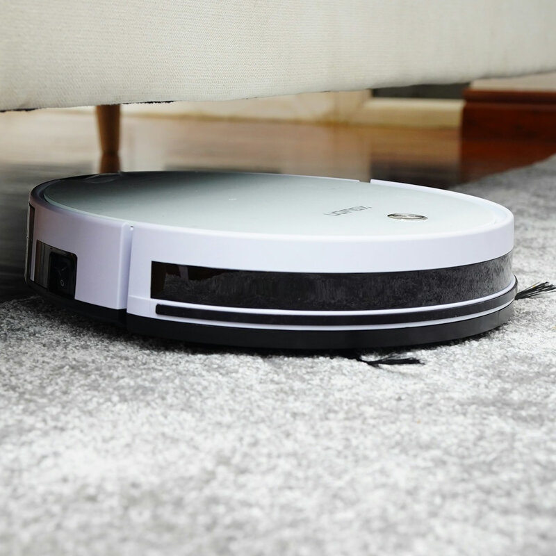 Een robotstofzuiger die zijn dagelijkse onderhoud van de vloer doet